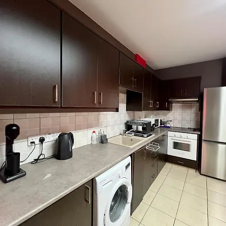 Spacious 2-br Apt, Close To The Apartmán