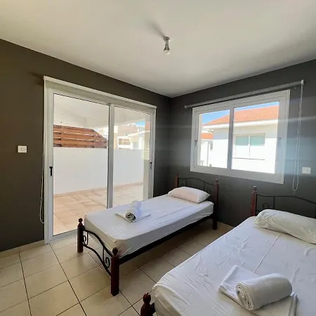 Spacious 2-br Apt, Close To The Apartmán *